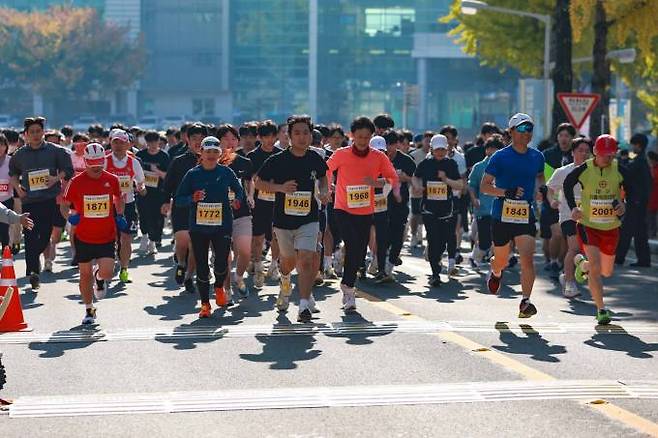 지난 22일 대구가톨릭대에서 열린 ‘살아있는 사람 마라톤 대회’에서 참가자들이 출발하고 있다. (대구가톨릭대 제공) 2022.10.24