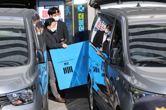 검찰 관계자가 24일 서울 여의도 더불어민주당 중앙당사 내 민주연구원에 대한 압수수색을 단행하기 위해 박스를 운반하고 있다. 연합뉴스