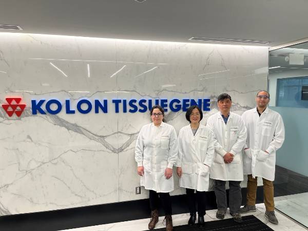 미국 코오롱티슈진 본사 연구진들. /사진제공=코오롱티슈진