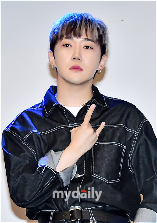 Idol group ABlue (ABLUE, WinL, ON, Wonjoon, YOU, Seongsu, Seokjun), produced by comedian Yoon Hyeong-bin, officially debuted.A Blue held a press showcase to announce the debut album Color_the start at the Yoon Hyeong-bin small theater in Mapo-gu, Seoul on the afternoon of the 24th.The album was released the day before.According to the agency J-Star Entertainment and Yoonso Group, the album consists of three songs full of ABlues unique music colors, with leader WinL participating in all of the lyrics, compositions and arrangements, and member You helping with the lyrics.The title song is Carnival.The agency said, It is a song that depicts A Blue, which sails through the huge sea of the world. Based on the intense sound based on the hip-hop beat, it expresses magnificently the spirit of A Blue running from the bottom to the dream.ABlue is an Idol group produced in earnest by Yoon Hyeong-bin, a content producer with Yoon Hyeong-bin as the head.Yoon Hyeong-bin, who was in charge of the showcase on the day, said, It would be unfamiliar to me to make Idol suddenly. I have previously mentioned the Real Fight YouTube program with YG Entertainment.Yoon Hyeong-bin Small Theater and Yoon Soo Group Enter will talk about a new project as YG Entertainment production company in the future. We are preparing various programs for YG Entertainment production.Through the Yoon Hyeong-bin small theater, comedians are debuting, and based on their experience of producing gag Idol, they have introduced the male Idol group. Yoon Hyeong-bin said, My Soul - Liverpool Busking Version in Hongdae was a friend who always dreamed of the stage.I gathered together and ran toward my dream.  I have been active in the Japanese stage for the purpose of preheating. I am very responsive. I am ambitiously prepared and finally showed it today. The members feelings were also very special. Thank you for coming here with my Soul - Liverpool Busking Version.I am very excited about my future activities, and Seongsu was determined to show me a joyful, nervous, and even harder look. Winel said, This is the first time Im on the major stage. My Soul - Liverpool Busking Version has been together for a long time and I do not tremble. Wonjun also said, Previously, standing in front of the camera was scary and trembling. I feel like Im an entertainer.I would like to thank you very much. Yu said, I will try to show you only a cool figure. On said, I am nervous because the camera is not yet familiar. I will show you my first debut, and I will practice harder as it is my first song, so I will not look like a rookie, said A Blue, who showed a seasoned debut stage in front of reporters.Winel and Onn were born in 1996 and debuted in their mid-twenties. Most of them started at a young age, but we liked music and started professionally after we became adults.It was hard for me to go to my agency because of my age limit, he said. I started my Soul - Liverpool Busking Version because I wanted to show what I wanted to do.He said, Then I look good, I have fans, and I have come to the company with such a good opportunity. I expect that it is very difficult because of my age.However, I think it is a good opportunity to break the stereotype that Idol should be young. I will approach it differently by communicating with fans in a friendly way. Especially, they said, We started on the street, so we will show performances that we can enjoy regardless of whether the stage is big or small.The members gave a special heart to Yoon Hyeong-bin, the representative of the agency that led to the debut, and said, I am comfortable because I am friendly because I am not coercive because I am a representative. He said.Yoon Hyeong-bin said, I made a team called Gag Idol Cocoon.However, I have become less active due to Corona, and I am preparing to reboot again.  When I applied what I have studied to Idol, I thought that it would be a little different and unique for the management and members to communicate with their fans. .I have been thinking about Corona during the city. In particular, Yoon Hyeong-bin said that A Blue is the start of the Frendon Project.Yoon Hyeong-bin said, It is a trend that many Idol actively communicate with fans starting from BTS. We can go further and we can meet whenever fans want to see, and we can take pictures, communicate and talk at any time. The first team is A Blue, and then the girl group is also preparing.The two men are preparing for more debut, he said.The album contains three songs, including the title song, and the second song, Villain, is based on the story of Batmans villain Joker and Harlequin.A man who was ordinary fell into an attractive woman and became a villain.The last song Fly is a song based on what I felt when I visited Japan for a performance before debut. It is a song created by imagining ABlue flying freely in the blue sky of Japan.A Blues role model was revealed by each member, especially the holy water, the father as a role model.When I wanted to give up, my father said, Dont give up what you want to do and do it until the end, Seong-su said. My father said, Even though youre old, I want you to do what you want to do until the end. Thats why Im my role model.