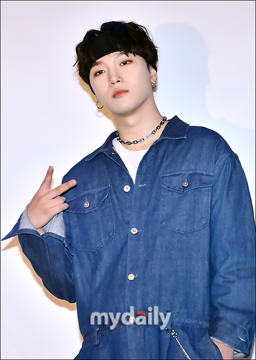 Idol group ABlue (ABLUE, WinL, ON, Wonjoon, YOU, Seongsu, Seokjun), produced by comedian Yoon Hyeong-bin, officially debuted.A Blue held a press showcase to announce the debut album Color_the start at the Yoon Hyeong-bin small theater in Mapo-gu, Seoul on the afternoon of the 24th.The album was released the day before.According to the agency J-Star Entertainment and Yoonso Group, the album consists of three songs full of ABlues unique music colors, with leader WinL participating in all of the lyrics, compositions and arrangements, and member You helping with the lyrics.The title song is Carnival.The agency said, It is a song that depicts A Blue, which sails through the huge sea of the world. Based on the intense sound based on the hip-hop beat, it expresses magnificently the spirit of A Blue running from the bottom to the dream.ABlue is an Idol group produced in earnest by Yoon Hyeong-bin, a content producer with Yoon Hyeong-bin as the head.Yoon Hyeong-bin, who was in charge of the showcase on the day, said, It would be unfamiliar to me to make Idol suddenly. I have previously mentioned the Real Fight YouTube program with YG Entertainment.Yoon Hyeong-bin Small Theater and Yoon Soo Group Enter will talk about a new project as YG Entertainment production company in the future. We are preparing various programs for YG Entertainment production.Through the Yoon Hyeong-bin small theater, comedians are debuting, and based on their experience of producing gag Idol, they have introduced the male Idol group. Yoon Hyeong-bin said, My Soul - Liverpool Busking Version in Hongdae was a friend who always dreamed of the stage.I gathered together and ran toward my dream.  I have been active in the Japanese stage for the purpose of preheating. I am very responsive. I am ambitiously prepared and finally showed it today. The members feelings were also very special. Thank you for coming here with my Soul - Liverpool Busking Version.I am very excited about my future activities, and Seongsu was determined to show me a joyful, nervous, and even harder look. Winel said, This is the first time Im on the major stage. My Soul - Liverpool Busking Version has been together for a long time and I do not tremble. Wonjun also said, Previously, standing in front of the camera was scary and trembling. I feel like Im an entertainer.I would like to thank you very much. Yu said, I will try to show you only a cool figure. On said, I am nervous because the camera is not yet familiar. I will show you my first debut, and I will practice harder as it is my first song, so I will not look like a rookie, said A Blue, who showed a seasoned debut stage in front of reporters.Winel and Onn were born in 1996 and debuted in their mid-twenties. Most of them started at a young age, but we liked music and started professionally after we became adults.It was hard for me to go to my agency because of my age limit, he said. I started my Soul - Liverpool Busking Version because I wanted to show what I wanted to do.He said, Then I look good, I have fans, and I have come to the company with such a good opportunity. I expect that it is very difficult because of my age.However, I think it is a good opportunity to break the stereotype that Idol should be young. I will approach it differently by communicating with fans in a friendly way. Especially, they said, We started on the street, so we will show performances that we can enjoy regardless of whether the stage is big or small.The members gave a special heart to Yoon Hyeong-bin, the representative of the agency that led to the debut, and said, I am comfortable because I am friendly because I am not coercive because I am a representative. He said.Yoon Hyeong-bin said, I made a team called Gag Idol Cocoon.However, I have become less active due to Corona, and I am preparing to reboot again.  When I applied what I have studied to Idol, I thought that it would be a little different and unique for the management and members to communicate with their fans. .I have been thinking about Corona during the city. In particular, Yoon Hyeong-bin said that A Blue is the start of the Frendon Project.Yoon Hyeong-bin said, It is a trend that many Idol actively communicate with fans starting from BTS. We can go further and we can meet whenever fans want to see, and we can take pictures, communicate and talk at any time. The first team is A Blue, and then the girl group is also preparing.The two men are preparing for more debut, he said.The album contains three songs, including the title song, and the second song, Villain, is based on the story of Batmans villain Joker and Harlequin.A man who was ordinary fell into an attractive woman and became a villain.The last song Fly is a song based on what I felt when I visited Japan for a performance before debut. It is a song created by imagining ABlue flying freely in the blue sky of Japan.A Blues role model was revealed by each member, especially the holy water, the father as a role model.When I wanted to give up, my father said, Dont give up what you want to do and do it until the end, Seong-su said. My father said, Even though youre old, I want you to do what you want to do until the end. Thats why Im my role model.