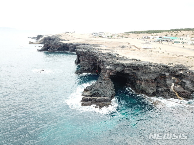 [제주=뉴시스] 마라도 해식동굴 전경(제주도 제공).