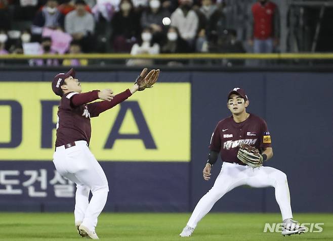 [서울 =뉴시스] 김근수 기자 = 24일 서울 잠실야구장에서 열린 2022 KBO 포스트시즌 플레이오프 1차전 LG 트윈스와 키움 히어로즈의 경기, 3회말 LG 공격 주자 1사 주자 1,2루 상황, LG 문보경의 타구를 키움 야수진이 놓치고 있다. 2022.10.24. ks@newsis.com