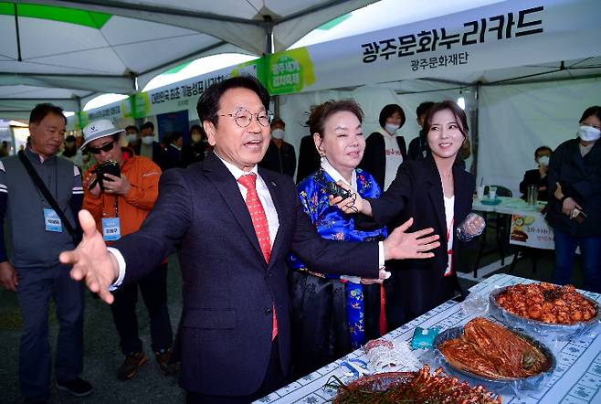 강기정 광주광역시장이 지난 20일 오후 서구 광주김치타운에서 열린 '제29회 광주세계김치축제 개막식'에 참석해 김치 직거래장터에서 홍보대사인 배우 김수미 씨와 김치 홍보를 하고 있다. 광주광역시 제공