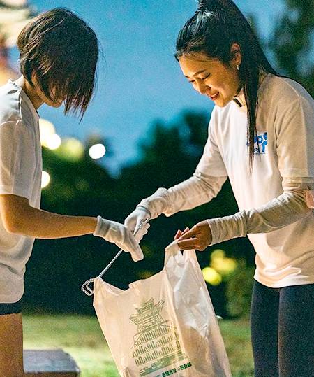 안정은씨(오른쪽)가 경기 수원화성에서 쓰레기를 주우며 달리는 플로깅을 하고 있다. 사진=안정은씨 @totoolike
