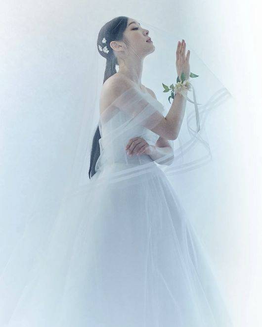 Kim Yuna, a figure queen, unveiled her marriage ceremony and shook her regrets.I was sorry that I could not tell the fans because it was done as a private.  ⁇  The figure queen  ⁇   ⁇  was congratulated by the unusual photo release after the marriage ceremony and received many congratulations.Kim Yuna and Ko Woo-rim started marriage ceremony at Shilla Hotel in Seoul on the 22nd and started the second act of life as a couple.Kim Yunas relationship with Ko Woo-rim began at the All That Skate Event in 2018.The two, who have since developed love, have come to fruition as a marriage after three years of dating.It is a private marriage ceremony, but it has gathered topics before the marriage ceremony.Kim Yuna and Ko Woo-rims marriage ceremony was a hot topic, as it was announced that Fores Stellar was singing through a sole report, and after that, wedding invitations were released.Kim Yuna and Ko Woo-rim said that it was a private ceremony.On the 22nd, Kim Yuna and Ko Woo-rim rang the wedding gown, revealing the wedding ceremony. The society was broadcasted by Shin Dong-yeop, and the celebration was called by Fore Stellar.The guests were former speed skater Lee Sang-hwa, skeleton player Yoon Sung-bin, Yoo Seung-min, IOC member, actor Ji Sung, Soo Jung, god Son Ho Young and musical actor Hong Kwang Ho.It was a private marriage ceremony, but the marriage ceremony was revealed through SNS and online community.Ko Woo-rim and Kim Yuna are holding hands and marrying each other. From the beginning of the marriage ceremony, Ko Woo-rim is kissing Ko Woo-rim. Kim Yuna is pushing Kim Yuna and Ko Woo-rim. It was called Unknown Vita, which was called Unknown Vita. The gift of 200,000 won worth of luxury goods also attracted attention.Marriage While leaving a deep lull in collecting topics until the next day, Kim Yuna met a good man and promised the future, and yesterday he married beautifully in the blessing of many people.I would like to express my gratitude to all those who congratulated me. I would like to express my gratitude to many people who helped me in the preparation process. I will do my best to live well as much as I am blessed with such a great blessing! Thank you.And Kim Yuna unexpectedly released a photo to the SNS and conveyed the marriage style and atmosphere.Kim Yuna, starting with his photo in a wedding dress, showed Ko Woo-rim looking at each other, walking with Virgin Lorde, and swearing eternal love for each other.He also released a wedding photo, and when he posted his last photo, he left a cute comment saying, Its over!Kim Yunas photo also conveyed congratulations from the Olympic official Instagram account to the 2024 Gangwon Winter Youth Olympic Games account, which makes Kim Yunas popularity come true as more than 100,000 likes are pressed for each post.It is unusual for Kim Yuna to upload a large number of photos to the SNS. It seems that he was sorry that he could not reveal much about the marriage.Kim Yuna was sorry after the marriage ceremony, but she showed her fans the pictures of the marriage ceremony.Fans also celebrated Kim Yunas future and once again celebrated the marriage of the figure queen.Kim Yuna, who knows the hearts of the fans better than anyone else, was able to get a glimpse of his mindfulness and consideration. Now I wonder what news Kim Yuna, who started his second act in life, will make his fans more happy.