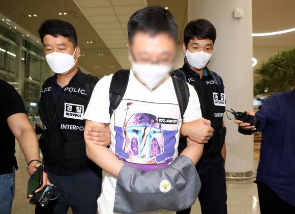 국내 최대 온라인 성매매 알선 사이트 ‘밤의 전쟁’ 운영총책 박씨가 지난 22일 인천국제공항을 통해 필리핀에서 국내로 강제송환되고 있다. 뉴시스