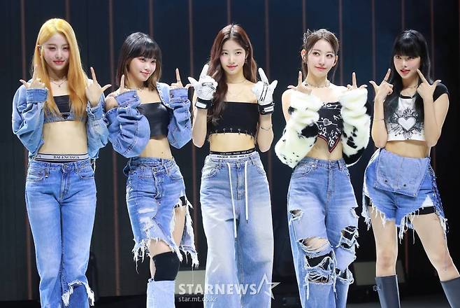 걸그룹 르세라핌(LE SSERAFIM)이 17일 오후 서울 연세대학교 백주년기념관에서 진행된 미니 2집 '안티프래자일'(ANTIFRAGILE) 발매기념 쇼케이스에서 포즈를 취하고 있다.  이번 앨범에는 타이틀곡 'ANTIFRAGILE'을 비롯해 'The Hydra;, 'Impurities', 'No Celestial', 'Good Parts(When the quality is bad but I am)' 등 5곡이 수록됐다. /2022.10.17 /사진=이동훈 기자 photoguy@