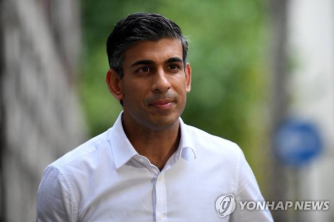 리시 수낵 전 영국 재무부 장관 (런던 AFP=연합뉴스)영국 총리직에 도전하는 리시 수낵 전 재무장관이 23일(현지시간) 선거운동 본부에서 나오고 있다. 2022.10.23 photo@yna.co.kr