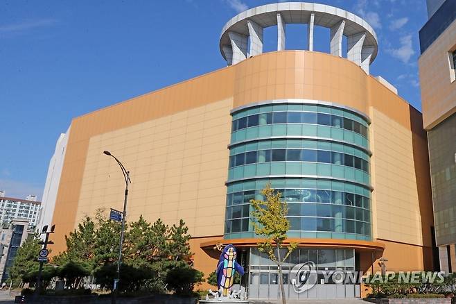 철거 예정인 포항 두호동 롯데마트 건물 (포항=연합뉴스) 손대성 기자 = 한 부동산개발사가 완공 후 8년간 영업하지 못한 채 비어있던 마트용도 건물을 철거하고 주상복합건물을 짓는 방안을 추진하기로 했다.
    사진은 철거 대상인 포항시 북구 두호동 롯데마트 건물. 2022.10.24 sds123@yna.co.kr