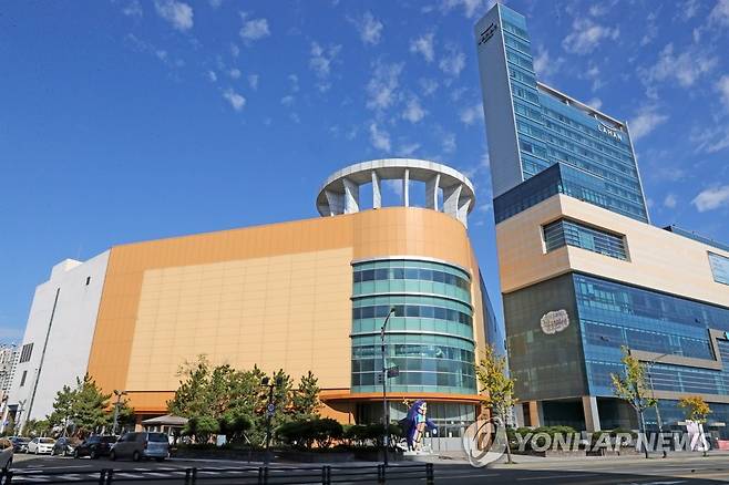 완공 후 8년간 문을 열지 못한 마트 건물 (포항=연합뉴스) 손대성 기자 = 한 부동산개발사가 완공 후 8년간 영업하지 못한 채 비어있던 마트용도 건물을 철거하고 주상복합건물을 짓는 방안을 추진하기로 했다.
    사진은 철거 대상인 포항시 북구 두호동 롯데마트 건물. 2022.10.24 sds123@yna.co.kr