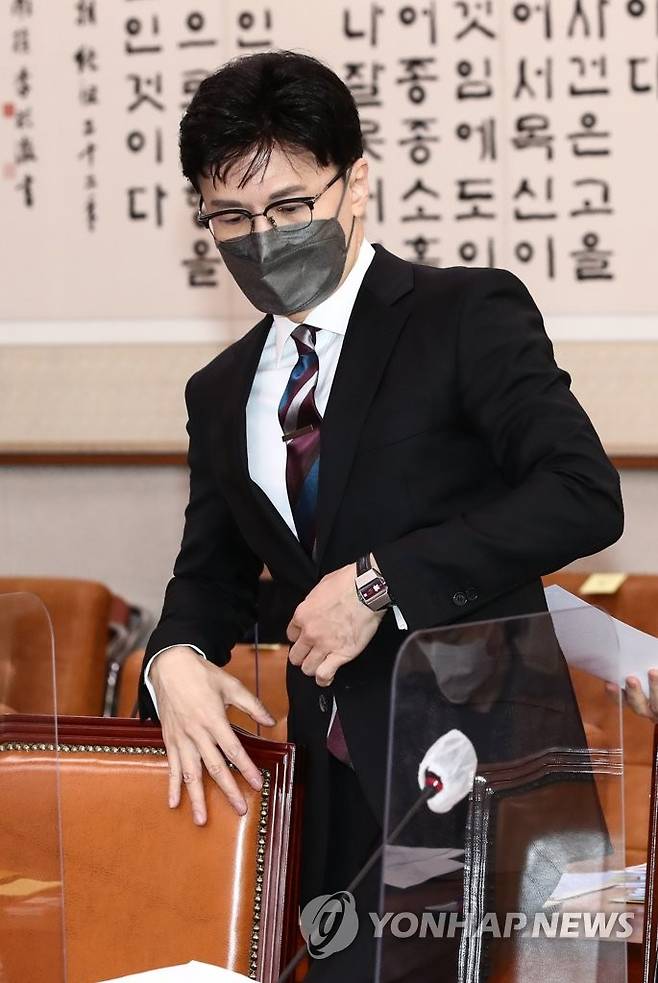 국정감사 출석하는 한동훈 법무부 장관 (서울=연합뉴스) 하사헌 기자 = 한동훈 법무부 장관이 24일 국회 법제사법위원회에서 열린 법무부, 법제처, 감사원 등에 대한 국정감사에 출석하고 있다. 2022.10.24 [국회사진기자단] toadboy@yna.co.kr