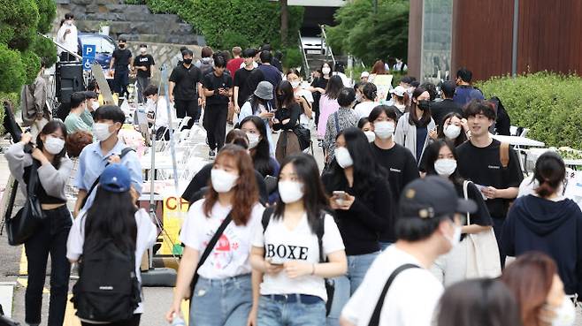 지난달 13일 서울의 한 대학 캠퍼스에서 학생들이 지나고 있다. (사진=연합뉴스)