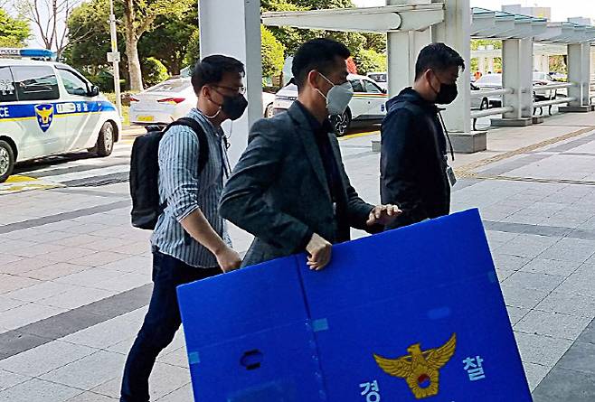 제주경찰청이 지난 4월 28일 오전 코로나19 확진 판정을 받고 사망한 12개월 여아에 기준치보다 50배 많은 약물을 투여했다는 혐의를 받는 제주대병원을 압수수색하고 있다. (사진=연합뉴스)