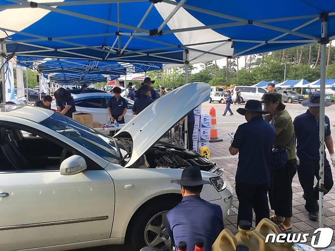 지난 2019년 성남시청 야외 주차장에서 열린 시민 차량 무상 점검 행사 때 모습.(성남시 제공)