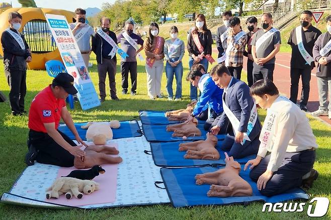 전북 정읍시가 전북도 공모사업인 ‘2023년도 반려동물 놀이시설 지원사업’에 선정됐다. 이학수 시장이 동물단체 회원들과 함께 반려동물 보호 캠페인에 참여해 응급처치법을 배우고 있다.(정읍시 제공)2022.10.25/뉴스1