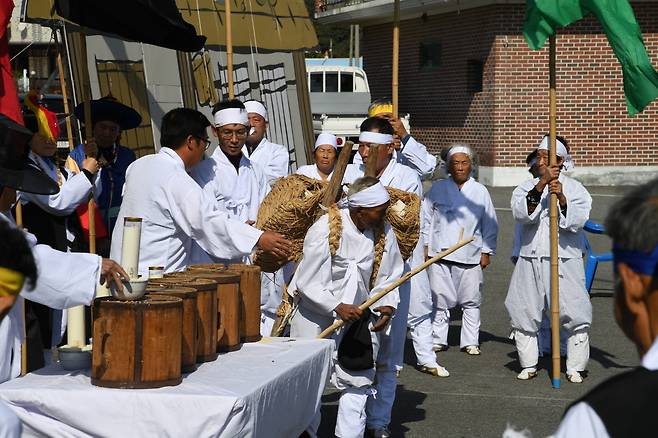 지난 24일 은산면 단잡기전수교육관에서 진행된 '내지리 단(丹)잡기 공개행사’ 모습.(부여군 제공)