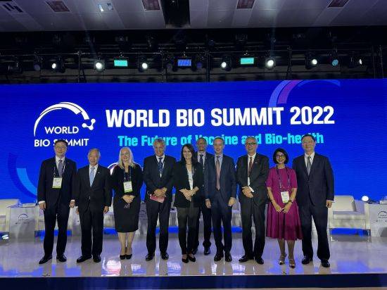 25일 오후 서울 광진구 그랜드워커힐서울에서 열린 '세계 바이오 서밋 2022'에서 열린 '포스트 팬데믹을 위한 미래 전략' 세션 참석자들이 기념촬영을 하고 있다. / 사진=이춘희 기자