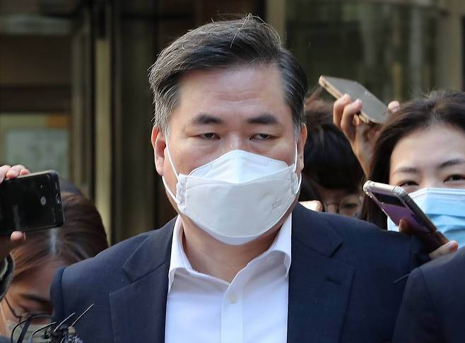 유동규 전 성남도시개발공사 기획본부장이 지난 24일 서울 서초구 서울중앙지방법원의 대장동 재판에 출석해 오전 재판을 마치고 청사를 나가고 있다. /뉴스1