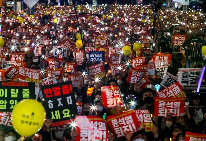 22일 서울 중구 태평로에서 열린 촛불행동 김건희 특검 윤석열 퇴진 11차 전국집중 촛불대행진에서 참가자들이 촛불을 들고 구호를 외치고 있다.ⓒ뉴시스