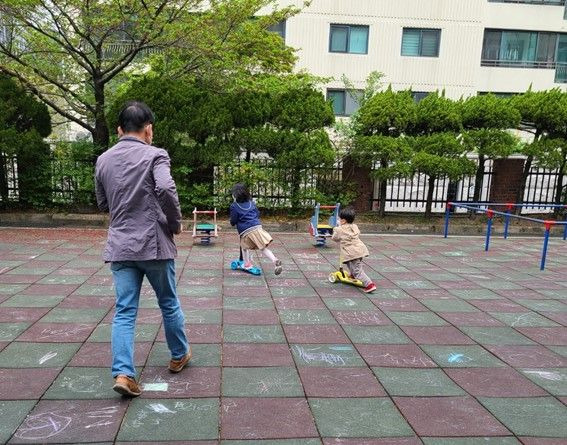 놀이터에서 손주들과 장난치며 노는 작가ⓒ