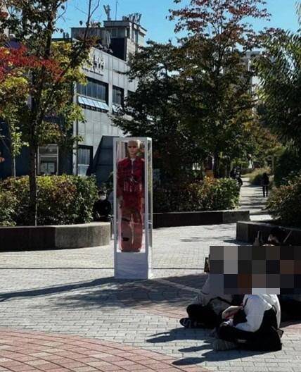 가수 이찬혁이 서울 경의선 책거리에서 버스킹 퍼포먼스를 선보이고 있다. 소셜미디어 캡처