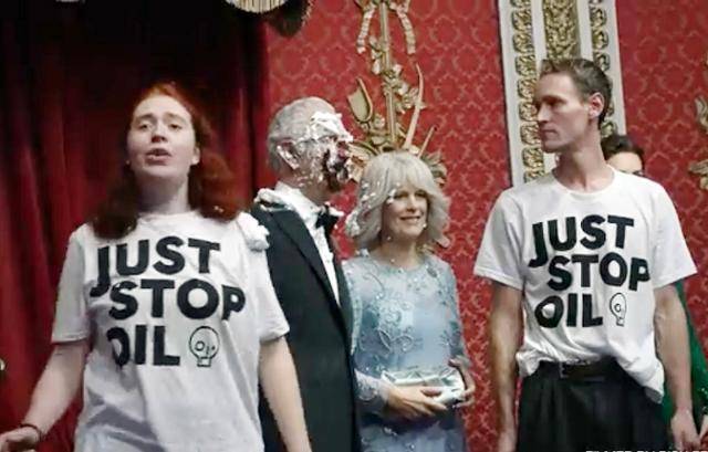 저스트 스톱 오일 소속 회원들이 24일 세계적 밀랍인형 전시관인 마담투소 런던지사에서 찰스 3세 국왕의 밀랍인형 얼굴에 케이크를 투척한 후 이동하고 있다. 트위터 캡처