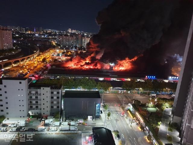 25일 오후 8시 17분쯤 대구 북구 매천시장(대구농수산물도매시장)에서 원인을 알 수 없는 불이 나 건물 위로 검은 연기와 불길이 치솟고 있다. 대구소방본부 제공