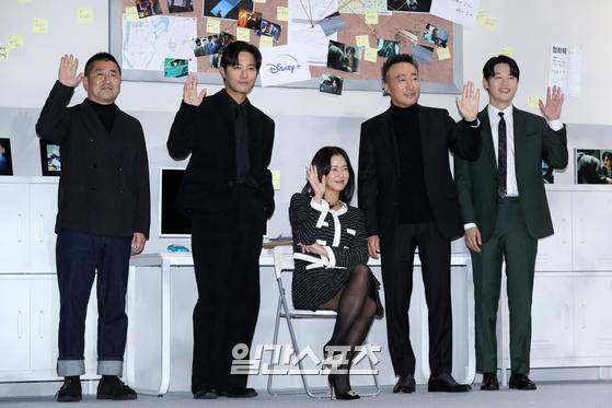 한동화 감독, 배우 진구, 경수진, 이성민, 이학주(왼쪽부터)가 25일 오전 서울 강남구 그랜드 인터컨티넨탈 서울 파르나스에서 진행된 디즈니+ 오리지널 시리즈 ‘형사록’ 제작보고회에 참석해 포토타임을 갖고 있다. '형사록'은 한 통의 전화와 함께 동료를 죽인 살인 용의자가 된 형사가 정체불명의 협박범 ‘친구’를 잡기 위해 자신의 과거를 쫓는 미스터리 수사극이다. 오는 26일 공개된다. 서병수 기자 qudtn@edaily.co.kr /2022.10.25.