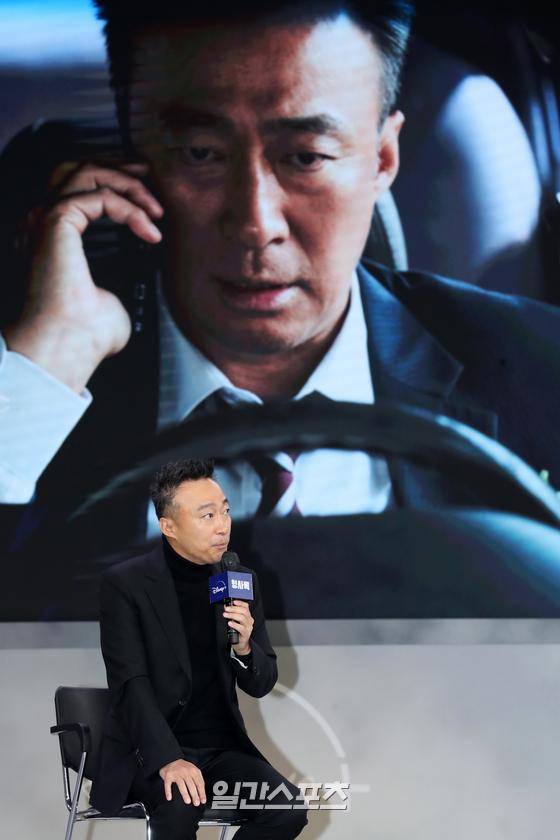 배우 이성민이 25일 오전 서울 강남구 그랜드 인터컨티넨탈 서울 파르나스에서 진행된 디즈니+ 오리지널 시리즈 ‘형사록’ 제작보고회에 참석해 배역소개를 하고 있다. '형사록'은 한 통의 전화와 함께 동료를 죽인 살인 용의자가 된 형사가 정체불명의 협박범 ‘친구’를 잡기 위해 자신의 과거를 쫓는 미스터리 수사극이다. 오는 26일 공개된다. 서병수 기자 qudtn@edaily.co.kr /2022.10.25.