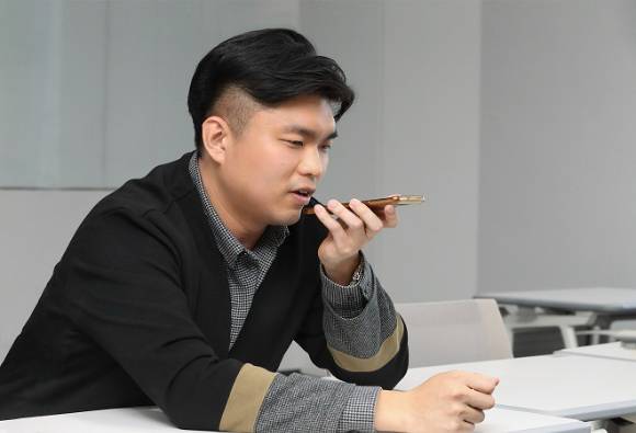김성찬 KT AI통화비서기획팀 대리가 'AI 통화비서' 서비스를 시연하고 있는 모습. [사진=KT]