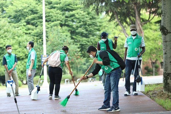 ‘새마을정신 실천의 날’(매월 1일) 청소하는 영남대 박정희새마을대학원 유학생들. [사진 영남대]