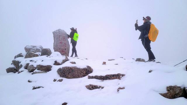 ▲ 17년 만에 ‘10월 대설특보’가 내려진 24일 설악산에 한때 입산통제가 됐으나 오후 4시부터 입산이 재개됐다. 25일 오전 설악산 대청봉에 오른 등산객들이 가을 설경을 만끽하고 있다. 기상청에 따르면 24일 오후 4시 기준 중청대피소에는 16㎝의 눈이 쌓였고 25일 오전까지 강원 일부 산지에 1~3㎝의 눈이 더 내릴 것으로 예보됐다. 김부오 강원도민일보 객원기자