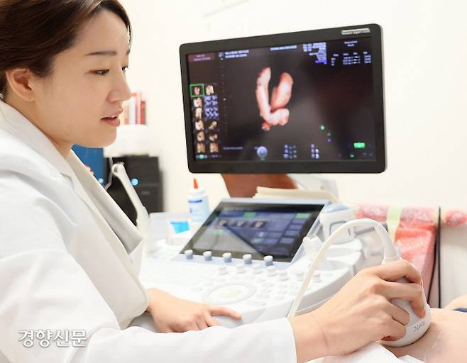 산부인과 김유민 교수의 ‘선천성 만곡족’ 태아 초음파검사 장면.&nbsp;중앙대광병병원 제공