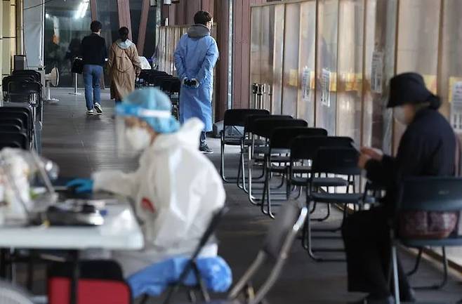 On the morning of October 21, citizens head over to get tested at a screening clinic set up at the Songpa Public Health Center in Seoul. Yonhap News