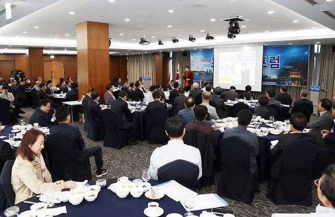 25일 포스코 국제관에서 열린 ‘제20회 포항CEO포럼’에서 윤태익 의식경영컨설팅 대표가 ‘나로부터 비롯되는 변화, 소통리더십’을 주제로 특강을 하고 있다. (DGB대구은행 제공)