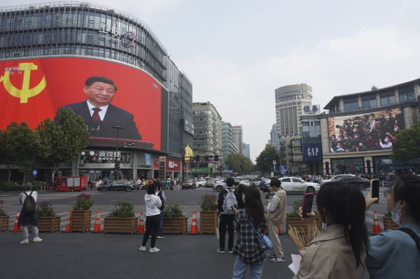 24일 중국 국가통계국이 발표한 3분기 국내총생산(GDP)은 87조269억 위안으로, 시장 예상치를 웃돌았다. 사진은 중국 공산당 제20기 중앙위원회 1차 전체회의(1중전회) 폐막일인 23일 저장성 항저우의 상업지구에 설치된 대형 스크린에 시진핑 국가주석의 이미지가 비치고 있는 모습. AP연합뉴스