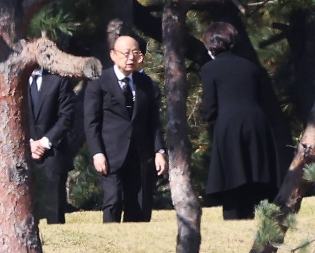 김승연 한화그룹 회장이 25일 오전 경기도 수원시 선영에서 치러진 고 이건희 삼성그룹 회장 2주기 추모식에 참석해 있다. 연합뉴스.