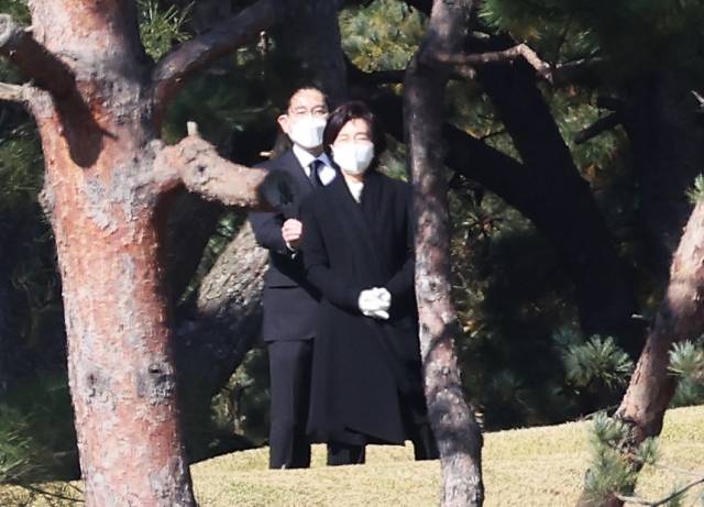 이재용 삼성전자 부회장과 홍라희 전 삼성미술관 리움 관장이 25일 오전 경기도 수원시 선영에서 치러진 고 이건희 삼성그룹 회장 2주기 추모식에 참석해 있다. 연합뉴스.