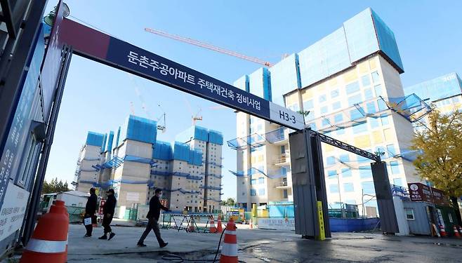 [서울=뉴시스] 추상철 기자 = 17일 오전 서울 강동구 둔촌주공 재건축 공사가 재개되고 있다. 2022.10.17.