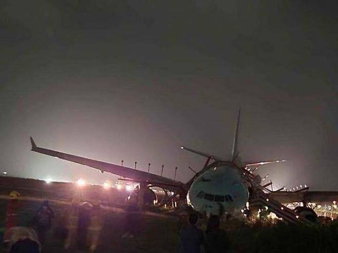 지난 23일 필리핀 세부 막탄공항에서 대한항공 여객기가 활주로를 이탈하는 사고가 났다. /사진=트위터