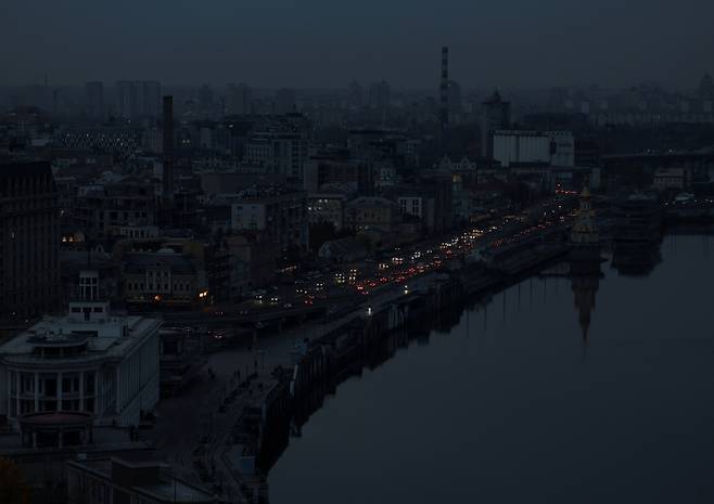 24일(현지시간) 우크라이나 수도 키이우 도심이 불이 꺼져 어두운 모습이다. 민간 발전소가 러시아의 미사일 공격을 받아 전기 공급이 끊겼다. [로이터]
