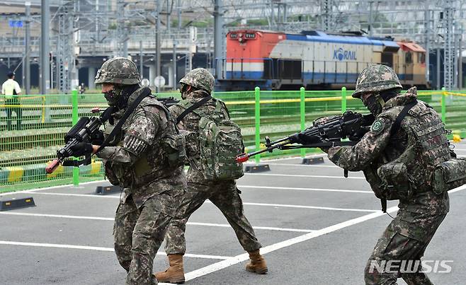 [대구=뉴시스] 이무열 기자 = 23일 오후 대구 동구 신암동 동대구역 1주차장에서 열린 ‘2022년 을지연습 비상대응 종합훈련’에서 50사단 동구대대가 열차 테러와 화재 발생 상황에 맞춰 대응하고 있다. 2022.08.23. lmy@newsis.com