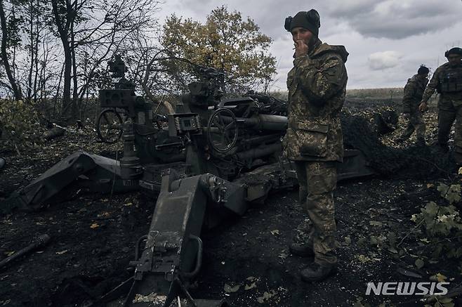 [도네츠크=AP/뉴시스] 23일(현지시간) 우크라이나 동부 도네츠크주 모처에서 한 우크라이나 군인이 미국이 공급한 M777 경량 견인 곡사포를 러시아 진지를 향해 발포할 준비를 하며 담배를 피우고 있다. 2022.10.24.