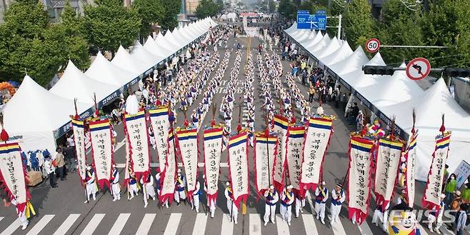 [인천=뉴시스] 이루비 기자 = 부평풍물대축제 놀던대로. (사진=인천 부평구 제공) 2022.10.04. photo@newsis.com *재판매 및 DB 금지