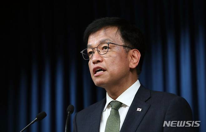 [서울=뉴시스] 홍효식 기자 = 최상목 경제수석이 16일 오후 서울 용산 대통령실 브리핑룸에서 미국과 캐나다 순방의 경제 분야 주요 일정에 대해 브리핑하고 있다. 2022.09.16. yesphoto@newsis.com