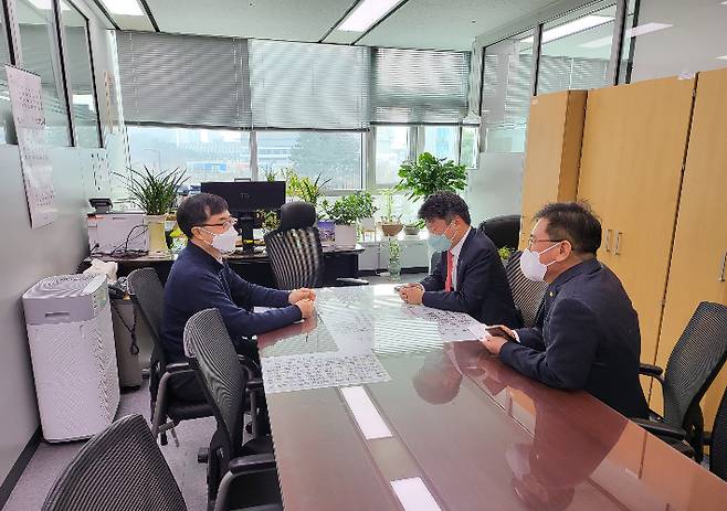 박창환 전라남도 정무부지사가(가운데) 25일 기재부를 방문해 전남 현안사업 반영을 요청하고 있다. 전라남도 제공