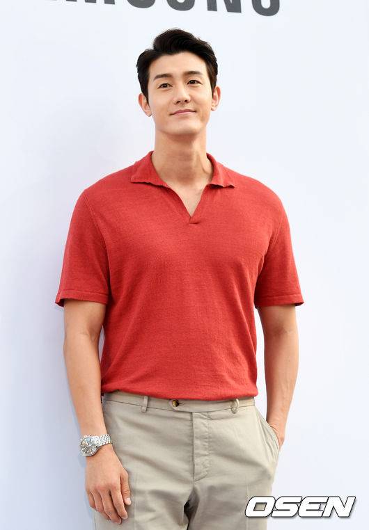 [OSEN=지형준 기자]배우 이기우가 포즈를 취하고 있다. /jpnews@osen.co.kr