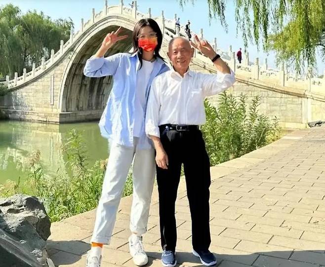 80대 친할아버지와 함께 여행을 하며 영상을 제작해 공유하고 있는 20대 손녀가 화제의 인플루언서로 떠올랐다.출처 웨이보