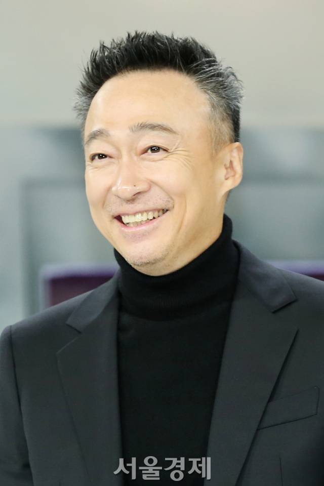 배우 이성민이 25일 오전 서울 강남구 그랜드 인터컨티넨탈 서울 파르나스에서 진행된 디즈니 플러스 오리지널 시리즈 '형사록'(극본 임창세/연출 한동화) 제작발표회에서 포즈를 취하고 있다. / 사진=김규빈 인턴기자